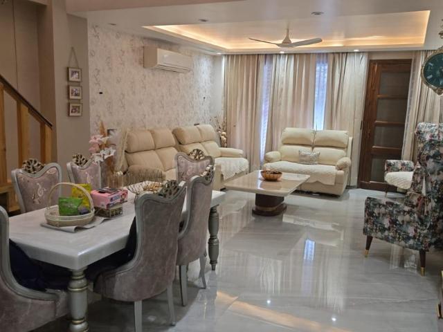 5 BHK Independent House in Sushant Lok Phase 1 for resale Gurgaon. The reference number is 20595786