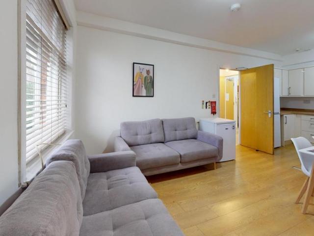 5 Blenheim Terrace, Leeds LS2 1 bed in a house share to rent £595 pcm £137 pw