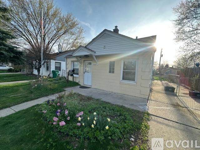 5 BR, 1 BA Apartment 22829 Rosalind Ave, Eastpointe, MI 48021