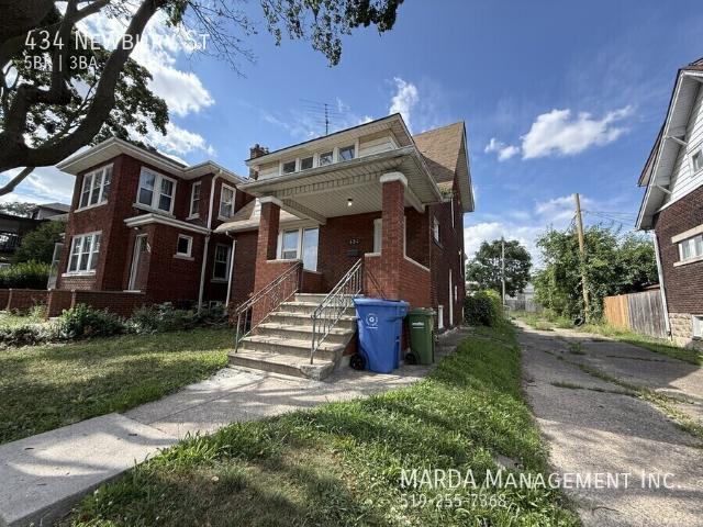 5 BR, 2.5 BA Apartment 434 Newbury St, Windsor, ON N9A 6A2