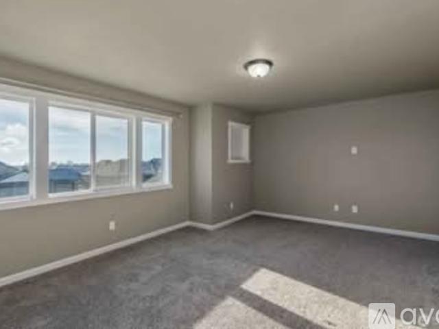 5 BR, 2.5 BA Apartment 737 J Street Northeast, Quincy, WA 98848