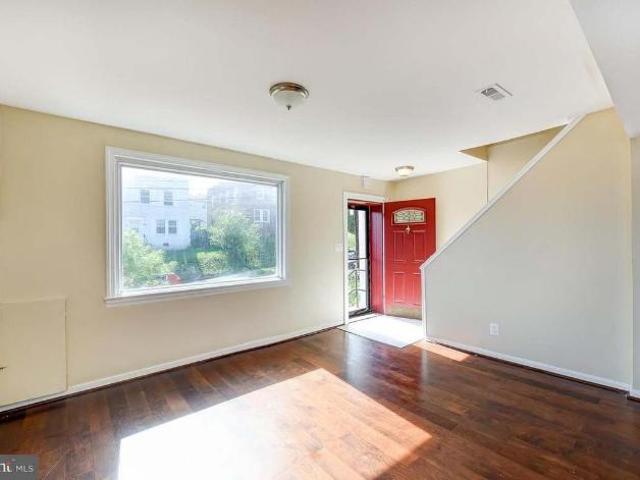 5 Br, 2 bath, Single Family 924 47 St NE