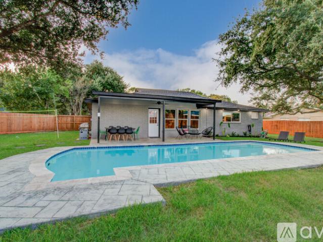 5 BR, 2 BA Apartment 17155 Barcelona Dr, Friendswood, TX 77546