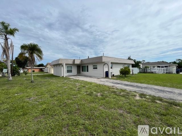 5 BR, 2 BA Apartment 18198 Adams Cir, Fort Myers, FL 33967