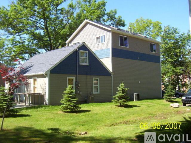 5 BR, 2 BA Apartment 1202 Euclid Avenue, Kalamazoo, MI 49006