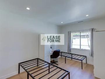 5 BR, 2 BA Apartment 1279 W 38th St, Los Angeles, CA 90037