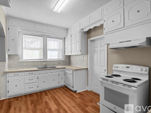 5 BR, 2 BA Apartment 2441 Gervais Street, Columbia, SC 29204