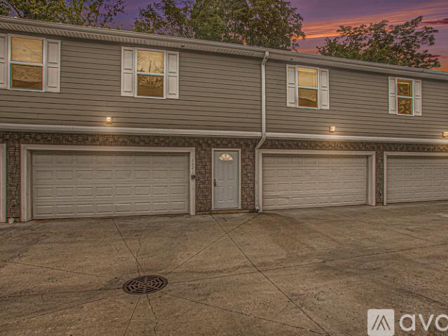 5 BR, 2 BA Apartment 2621 Redwood Ave, Unit 2621, Kalamazoo, MI 49006