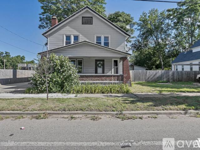 5 BR, 2 BA Apartment 443 Hall St SE, Grand Rapids, MI 49507