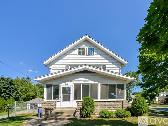 5 BR, 2 BA Apartment 640 Lincoln Avenue Northwest, Grand Rapids, MI 49504