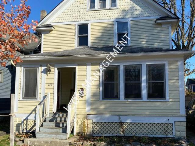 5 BR, 2 BA Apartment 819 Oak St Kalamazoo, MI 49008