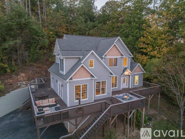 5 BR, 3.5 BA Apartment 305 Jennifer Lane, Asheville, NC 28803