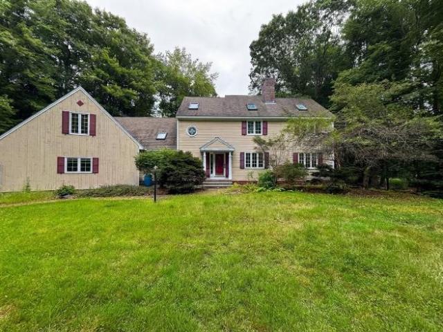 5 Br, 3 bath, Single Family 62 Hearthside Cir