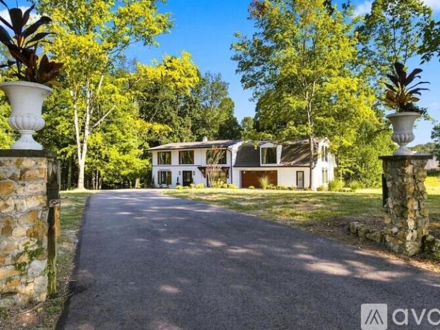 5 BR, 3 BA Apartment 1510 East Piney Road, Dickson, TN 37055