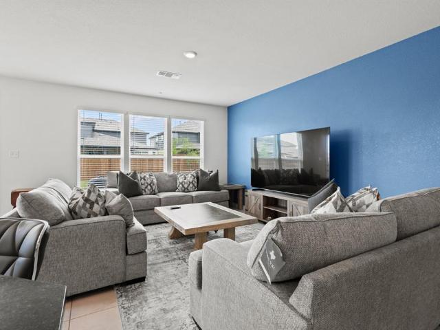 5 BR, 3 BA Apartment 925 West Drive, Aubrey, TX 76227
