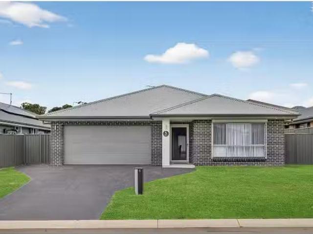 5 Cumbria Street, Thirlmere House for rent Listed by Meg O'ne.