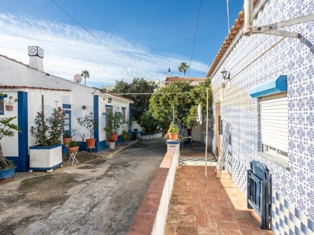 5 casas tradicionais e terreno à venda Praia da Manta Rota, Algarve
