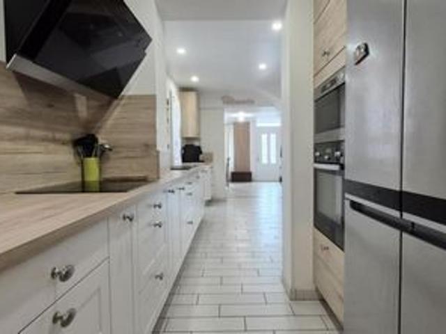 5 chambres possible 6 Grande pièce de vie Petit extérieur