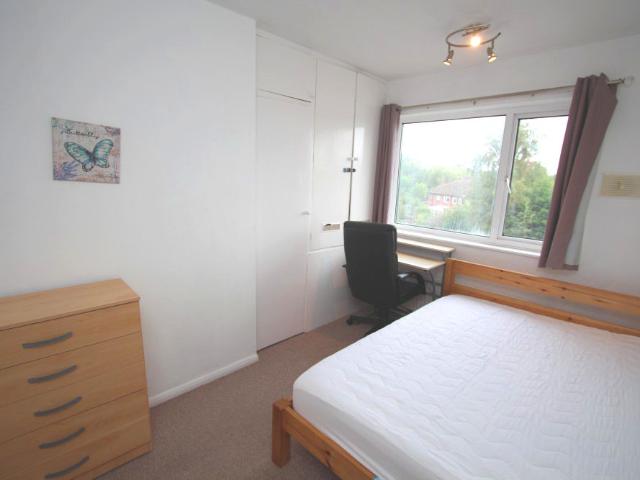 5 Double Bedroom Maisonette – Surbiton Camellia Lane, KT5