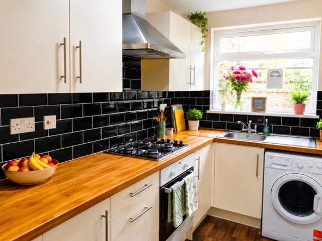 5 Double bedroom. 2 Bathrooms Bills inclusive