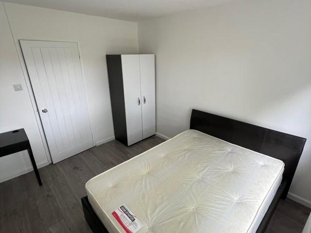 5 double room in BOW E3 next to train stations