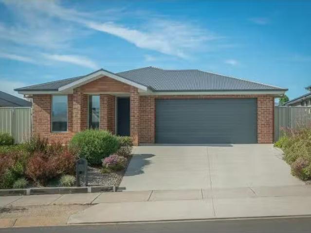 5 Drover Place, THURGOONA House for rent Listed by Erin Van D.