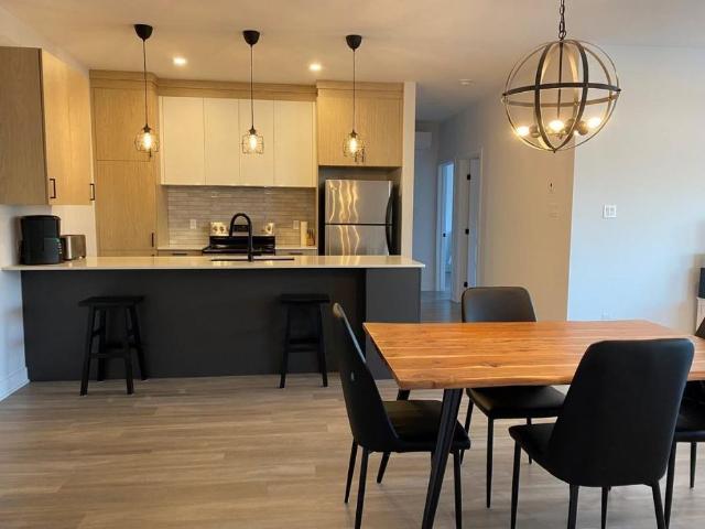 5 ½ ENSOLEILLÉ – 1350 PI² – LIBRE IMMEDIATEMENT