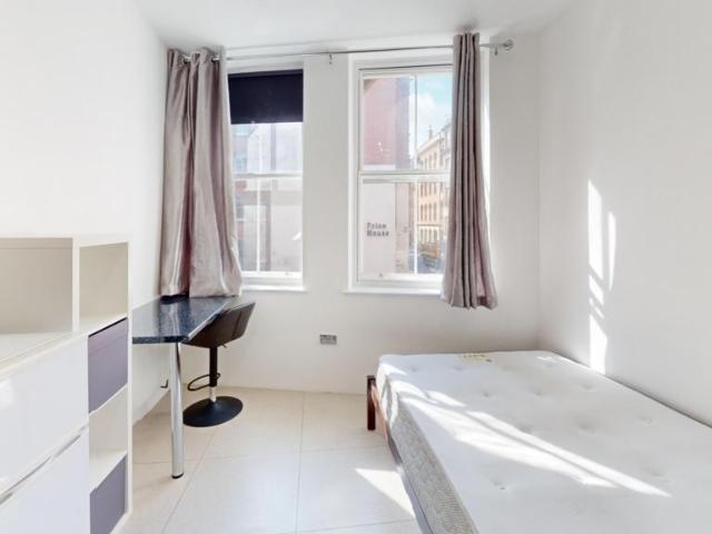 5 Flat 2 1 Barker Gate, Nottingham 5 bed apartment to rent £2,145 pcm £495 pw
