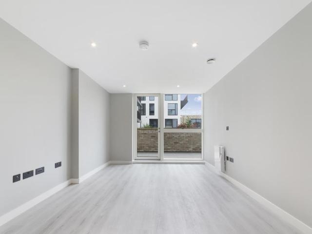5, Glynne House 1A NW2 3 bed flat to rent £2,650 pcm £612 pw