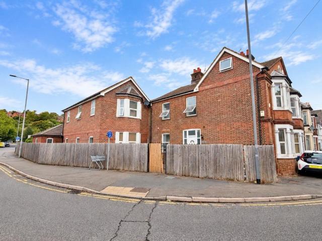 5 Hughenden Road, Studio to rent £1,000 pcm £231 pw