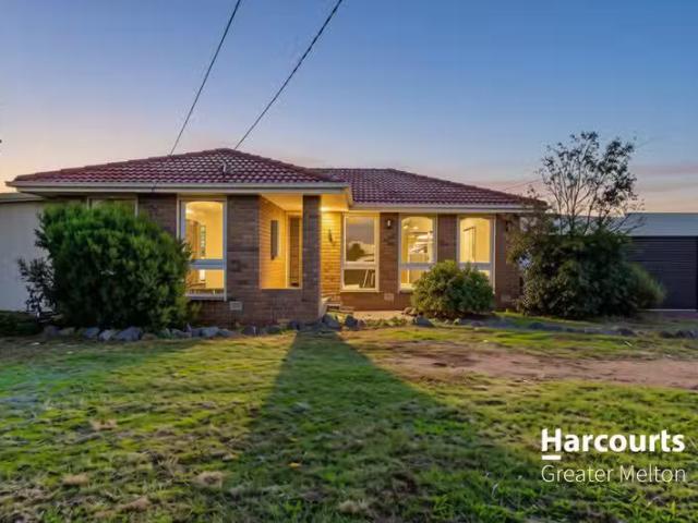 5 Hume Avenue, MELTON SOUTH, VIC 3338 House for Rent