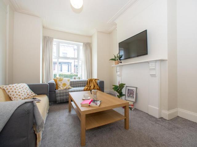 5 Hessle Mount, Hyde Park, Hyde Park. 4 bed terraced house to rent £2,600 pcm £600 pw