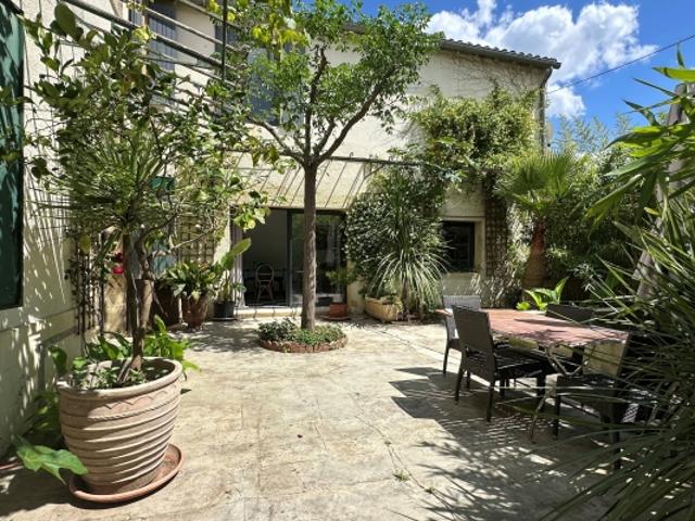 5 km d’Uzès, maison en pierre de 140 m² restaurée avec une cour et une très grande dépendance