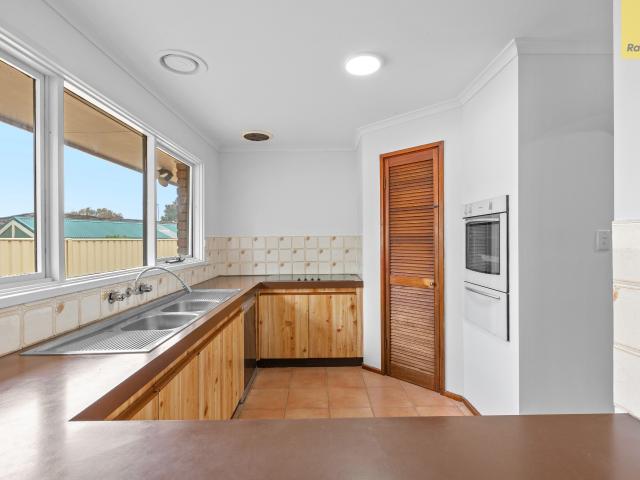 5 Lumea Place, Melton West