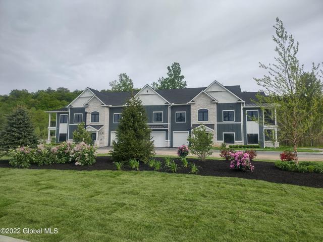 5 Ledge Dr, 2 beds, 2 full baths