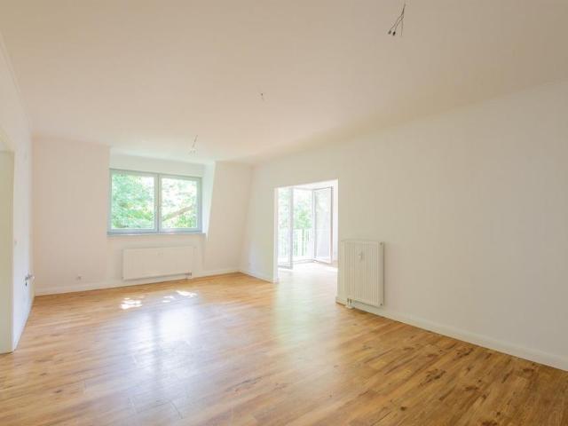 5 Raum DG Wohnung mit Balkon, TG Stellplatz und Fahrstuhl