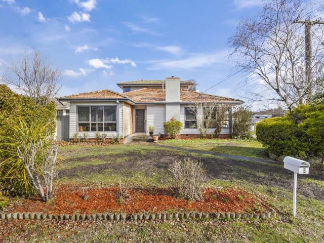 5 room house to let in 5 Aubrey Street, Wendouree