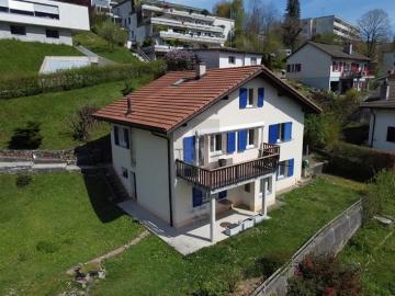 HÜBSCHES HAUS MIT 2 WOHNUNGEN IN EINER RUHIGEN GEGEND