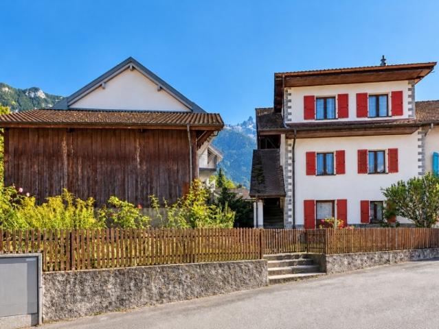 Dorfhaus mit Scheune und Garten in Bex