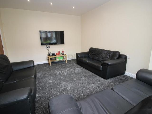 5 St Michaels Villas, Headingley. 8 bed semi detached villa to rent £5,027 pcm £1,160 pw