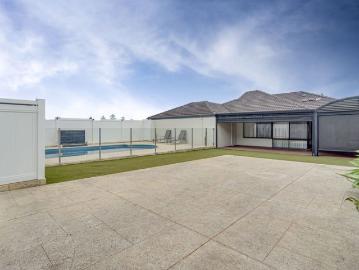 5 Star Family Living with Pool & Side Access