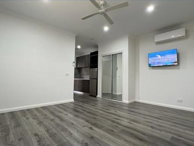 5 STAR ULTRA MODERN LUXURY STUDIO APARTMENT WITH PRIVATE COURTYARD!