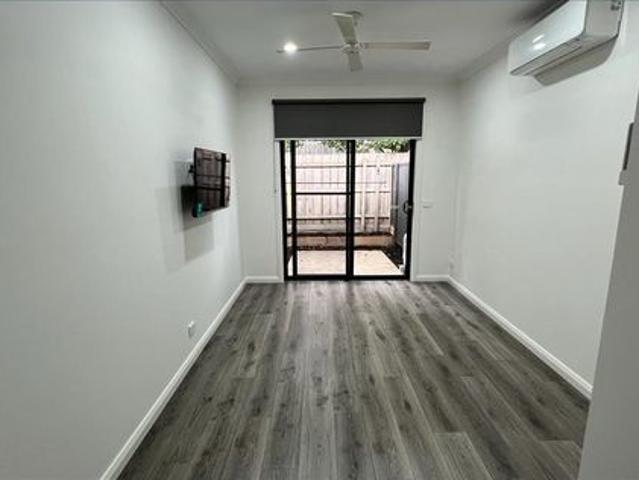 5 STAR ULTRA MODERN LUXURY STUDIO APARTMENT WITH PRIVATE COURTYARD!