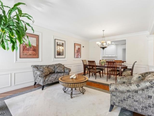 5 Scarlet Oak Ln