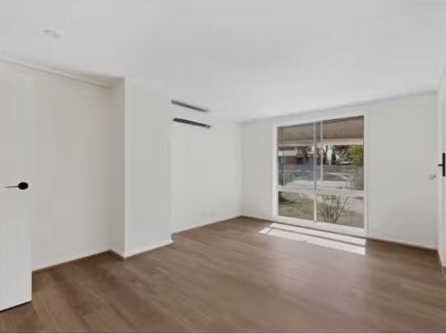 5 Shiers Place, Scullin House for rent Listed by Veronica Mor.