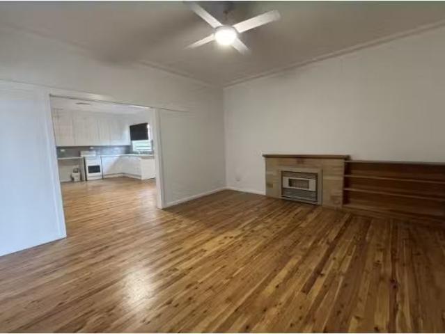 5 Woodward Avenue, Tamworth House for rent Listed by Talia Wo.