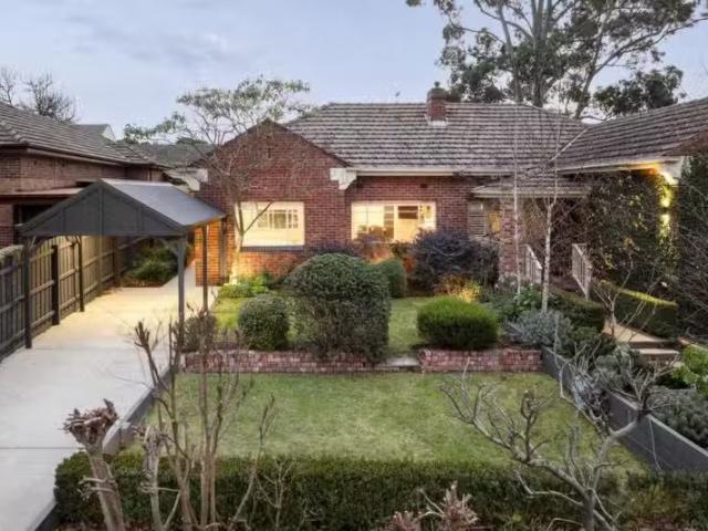 5 Woodlands Avenue, Kew East VIC 3102 House Auction