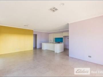5 x 2 Family Home with Solar Panels and Ducted Air Conditioning!