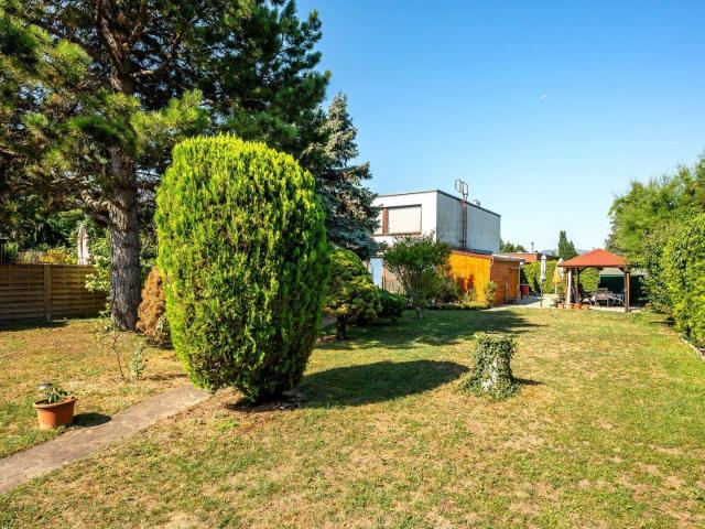5 Zi Reihenhaus, 670 m2 Eigengarten, Pool – Sanierungsbedarf