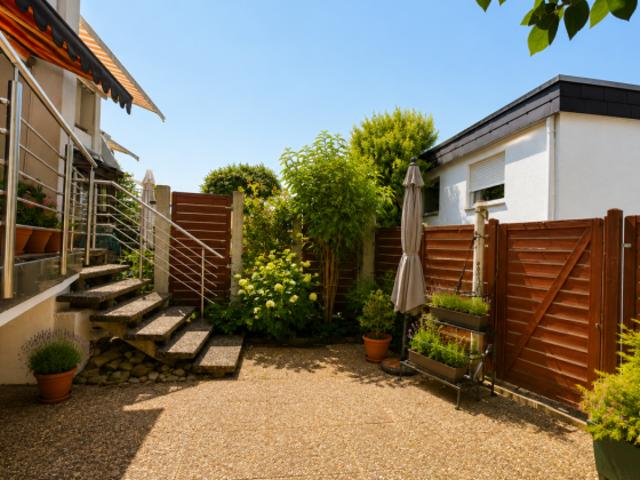 'Neckartenzlingen, 5 Zimmer, Garten und Fernblick, Reihenhaus mit Garage.'
